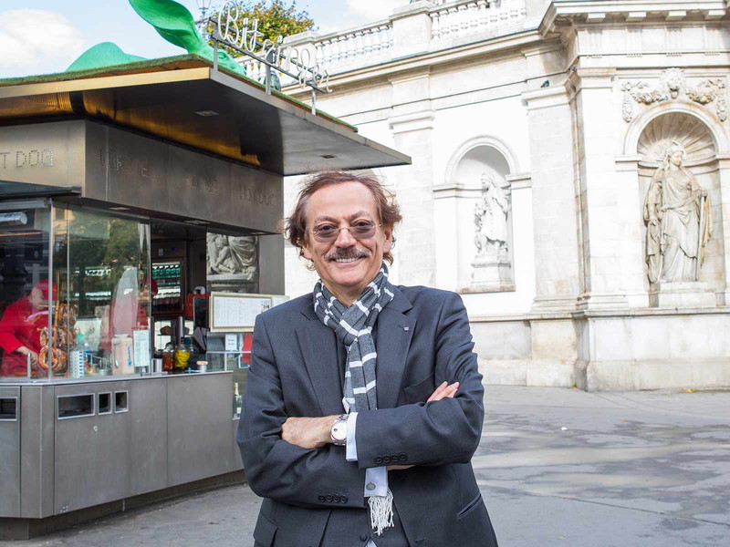 Josef Bitzinger vor seinem Würstelstand bei der Albertina