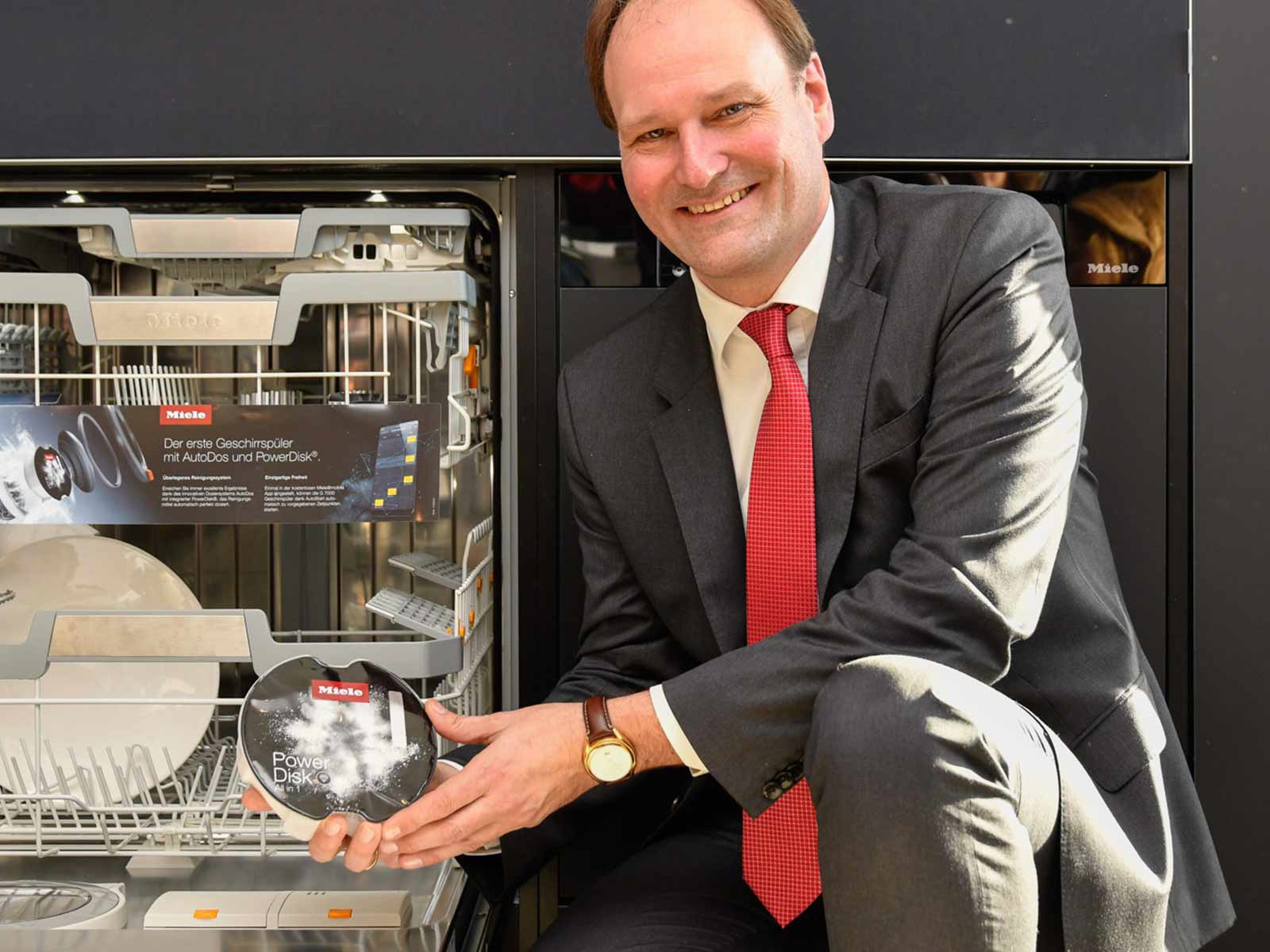 Markus Miele zeigt die Power-Disk, die genau dosiert die notwendige Menge an Reiniger abgibt.