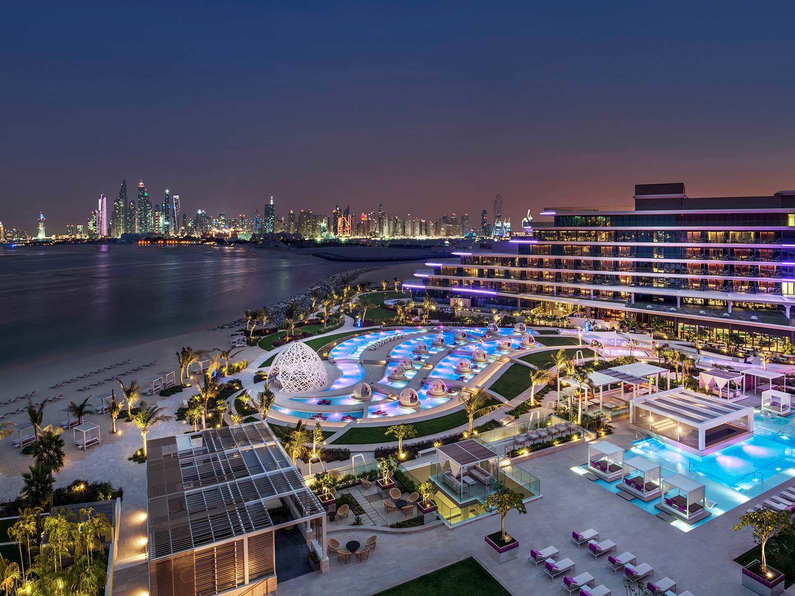 Das »W Dubai – The Palm« bietet Blick auf die beeindruckende Skyline der Luxusmetropole.