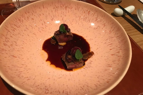 6. Gang (Tim Raue): Hase Sichuan Royale, chinesische Artischocke, Rote Traube