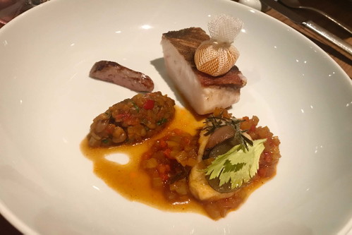 4. Gang (Heinz Reitbauer): Waller Gulasch mit Calamansi, Mispeln, Kamut