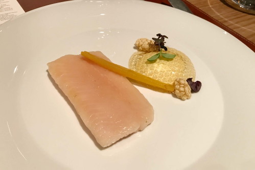 2. Gang (Heinz Reitbauer): Saibling im Bienenwachs mit gelber Rübe, Pollen und Rahm&nbsp;