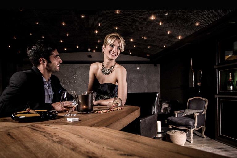 Immer mehr Frauen wissen eine Zigarre mit einem Glas Whisky zu schätzen.
