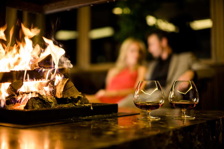 Dunkles Holz, warme Erdtöne und gemütliche, weiche hochwertige Sitzmöbel machen den Charme einer Zigarrenlounge aus.&nbsp;