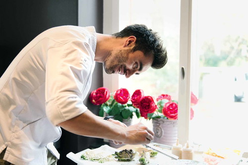 ACASA Catering: Catering der Sterne-KöcheIm Jahr 2012 gründeten Drei-Sterne-Koch Andreas Caminada und sein Weggefährte Sandro Steingruber das Catering-Unternehmen acasa. Das Unternehmen profitiert von der Logistik des «Grand Hotel Bad Ragaz», von dem man Anfang des Jahres einen Teil der Aktien aufkaufte. Vom Drei-Sterne-Menu zu Hause bis zum Anlass mit bis zu 200 Personen ist alles möglich.