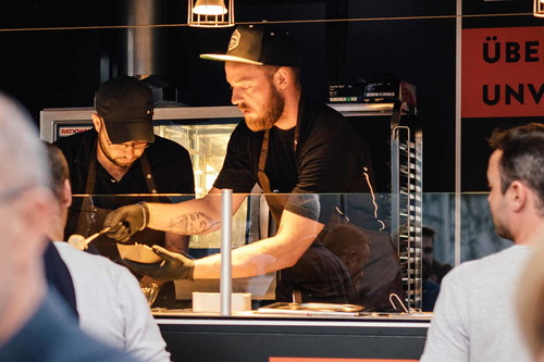 Celebrate Streetfood: Mit Foodtrucks zum ErfolgZwei ehemalige Unternehmensberater orientierten sich neu und verwirklichten als Streetfood-Caterer ihre Ziele. Zum Portfolio gehören 14 Foodtrucks, weshalb sich das zeitgemäße Angebot vor allem an ein junges, hippes Publikum richtet. Die Bandbreite reicht von BBQ und mexikanischen Burritos über Pizza und Pasta bis hin zu einem mobilen Weihnachtsmenü – auf Wunsch auch für Indoor-Veranstaltungen.