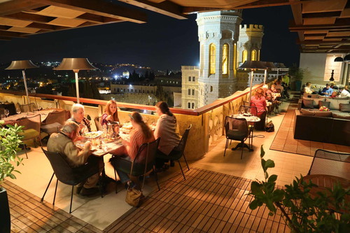 Speisen über dem Herzen der heiligen Stadt: das »Rooftop Cheese &amp; Wine« im Notre Dame.