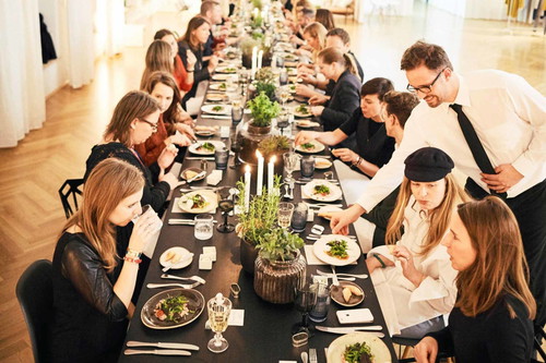 Dahlmann: Fine Dining im großen StilVor elf Jahren gründete Ulrich Dahlmann in München sein eigenes Catering-Unternehmen, nachdem er bei anderen Branchengrößen Erfahrungen gesammelt hatte. Inzwischen betreut er mehr als 560 Veranstaltungen im Jahr und hat sich insbesondere auf Highend-Eventcatering spezialisiert – vom Candlelight-Dinner mit Fine Dining bis zu Großveranstaltungen mit mehreren tausend Gästen.