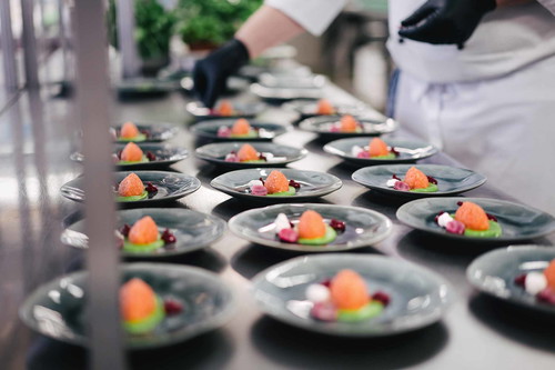 Dallmayr: Feinkost-ExpertiseEine gute Basis für das schnelllebige Event-Catering-Geschäft bietet das Münchner Feinkostgeschäft. Von hier aus werden Köche eingesetzt, die Zutaten stammen auch aus dem Sortiment. Vor zehn Jahren kam eine Dependance in Berlin dazu, mittlerweile betreut man mehr als 800 Veranstaltungen im Jahr.