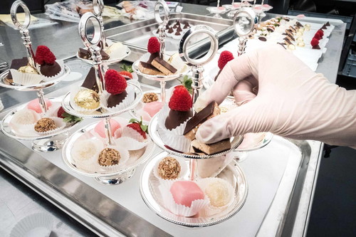 Do&amp;Co: Internationale GrößeEine der größten Marken im internationalen Catering-Business: 120 Veranstaltungen in 20 Ländern weltweit, mehr als 700 Caterings pro Jahr in Österreich. Die besonderen Stärken sind die Inszenierung und die beständige Top-Qualität beim Essen. Das Wiener Unternehmen catert für mehr als 60 Fluglinien, die Formel 1, die Hahnenkamm-Rennen in Kitzbühel u. v. m.