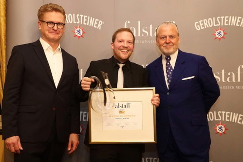 Newcomer des Jahres 2019: Moritz Haidle, Weingut Karl Haidle aus Stetten im Remstal (Württemberg) neben Laudator Wilhelm Weil (links) und Wolfgang Rosam.