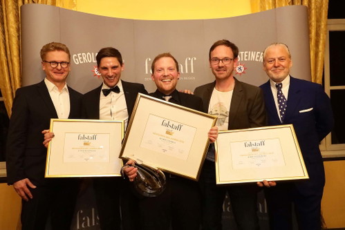 Der Laudator Wilhelm Weil (links) und Falstaff Herausgeber Wolfgang Rosam (rechts) mit den nominierten Newcomern Jonas Seckinger (2.v.l.), Jörn Goziewski (2.v.r.) und dem Gewinner Moritz Haidle (Mitte).