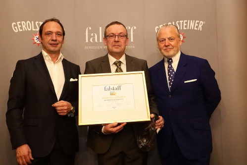 Winzer des Jahres 2019: Mathieu Kauffmann, Weingut Reichsrat von Buhl, Deidesheim (Pfalz) mit Laudator Markus Molitor (links) und Falstaff Herausgeber Wolfgang Rosam (rechts).