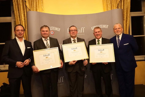 Der Laudator Markus Molitor (links) und Falstaff Herausgeber Wolfgang Rosam (rechts) mit den nominierten Winzern des Jahres Fritz Waßmer (2.v.l.) und Dr. Matthias Corvers (2.v.r.) und dem Gewinner Mathieu Kauffmann.