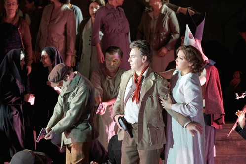 Die großartige Anna Netrebko und Roberto Alagna in der Premierenproduktion »Il trovatore«.