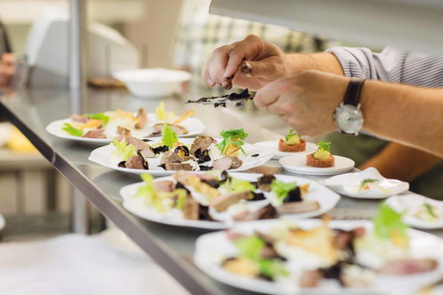 Mörwald: Kleine Feiern, große AnlässeDer kulinarische Tausendsassa beackert natürlich auch das Catering-Feld – und das hochprofessionell und erfolgreich. Aushängeschild ist das Schloss Grafenegg, bekannt aber auch das Palazzo in Wien und Graz. Die Marke Toni M. und den Grand Chef persönlich kann man auch für kleine Feiern und Private Dinings buchen.