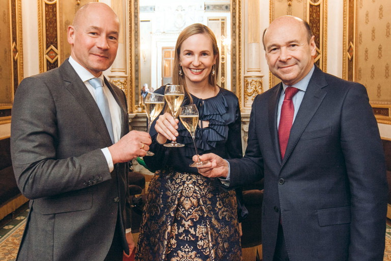 Ein Hoch auf die Partnerschaft: Dr. Arno Lippert (CEO Schlumberger), Maria Großbauer (Opernball-Chefin), Dominique Meyer (Staatsoperndirektor).