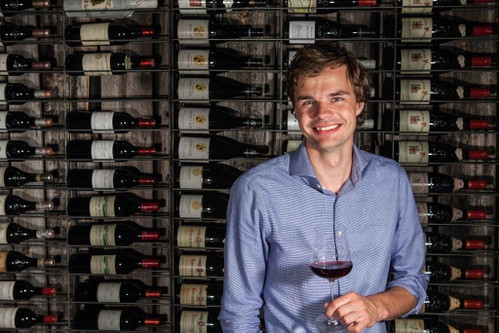 Mats van de SteenhovenImmer freitags nach der Schule schlich sich Mats heimlich in den Laden seiner französischen Nachbarin, um Wein zu probieren. Früh übt sich. Nach Stationen bei der Domaine de Cressier und im Restaurant «Silver» in Vals, ist er im Zürcher «Smith and de Luma» für die Weinkarte zuständig.