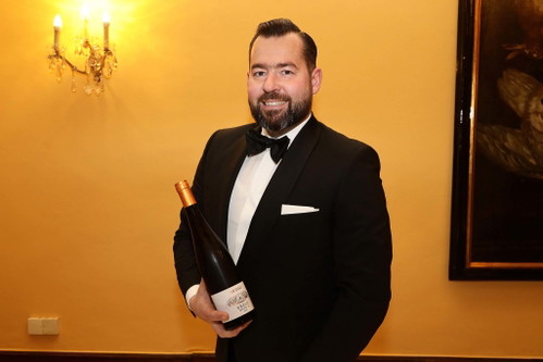 Gunther Hiestand hält den Lieblingswein der Falstaff-Leser 2019: 2017
 Guntersblum Gewürztraminer trocken vom Weingut Hiestand in Rheinhessen.