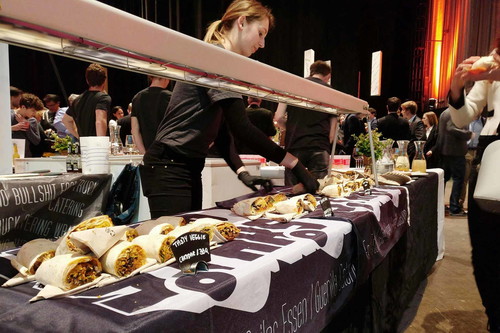 Wrapstars: Unkonventionell gutVom Foodtruck bis zur Tacobar – das junge und kreative Team sorgt für eine unkonventionelle Küche mit hochwertigen Lebensmitteln. Verschrieben hat man sich dem Streetfood-Style von kleinen Feiern bis zu Events mit mehr als 1000 Gästen. Was am Ende an Essen übrig bleibt, wird an Obdachlose gespendet.