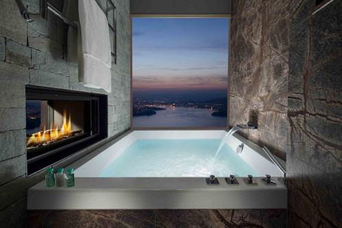 Ausblick auf den Vierwaldstättersee von der Badewanne eines Standard Zimmers aus