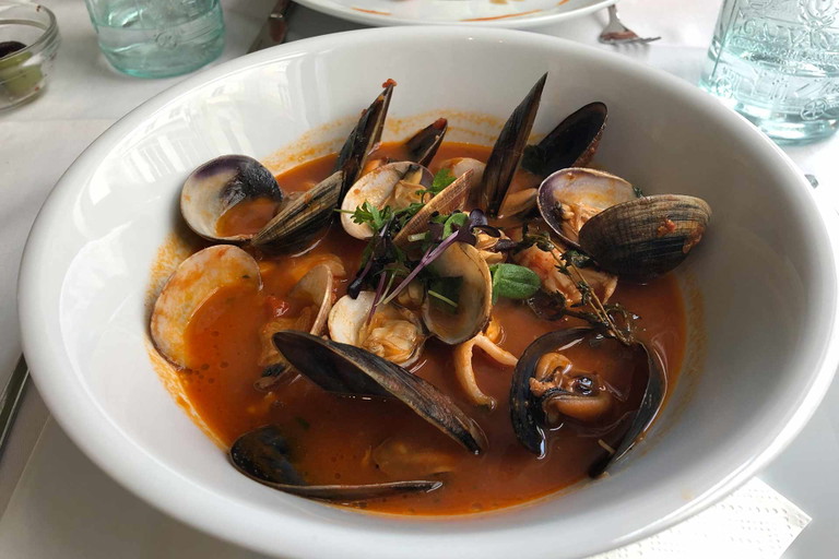 Üppig angereicherte Fischsuppe