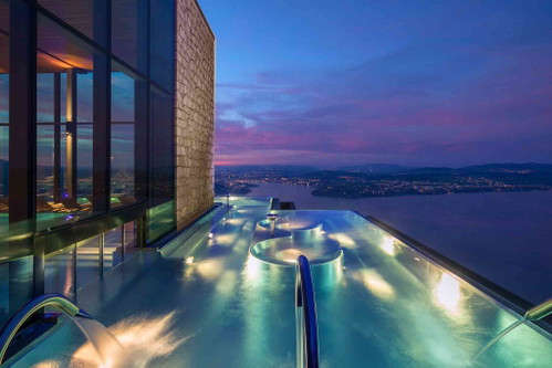 Der Infinity Edge Pool des Alpine Spa im «Bürgenstock Resort»