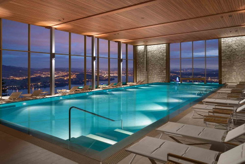 Der Indoor Pool des Alpine Spa