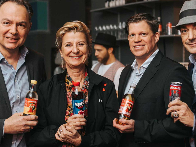 Almdudler Geschäftsführer Gerhard Schilling, Michaela Klein, Almdudler Marketingleiter Claus Hofmann-Credner und Sprudelfabrikant Thomas Klein.