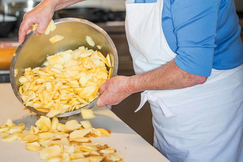 9. Füllen: Den Strudel nach Rezept füllen – hier sind es blättrig geschnittene Äpfel für den Apfelstrudel.