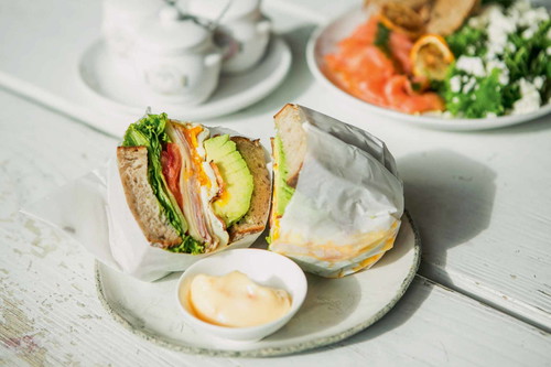 Frühstück zu jeder Tageszeit mit dem »All Day Breakfast Sandwich«: »Motto am Fluss«. 