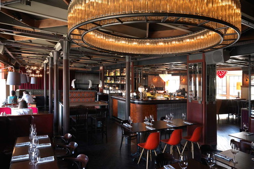Die Dachterrasse der Bar »Strelka« bietet bei gutem Wetter einen Ausblick auf die Moskwa. An kalten Tagen ist das Diner im Erdgeschoß genauso gemütlich.