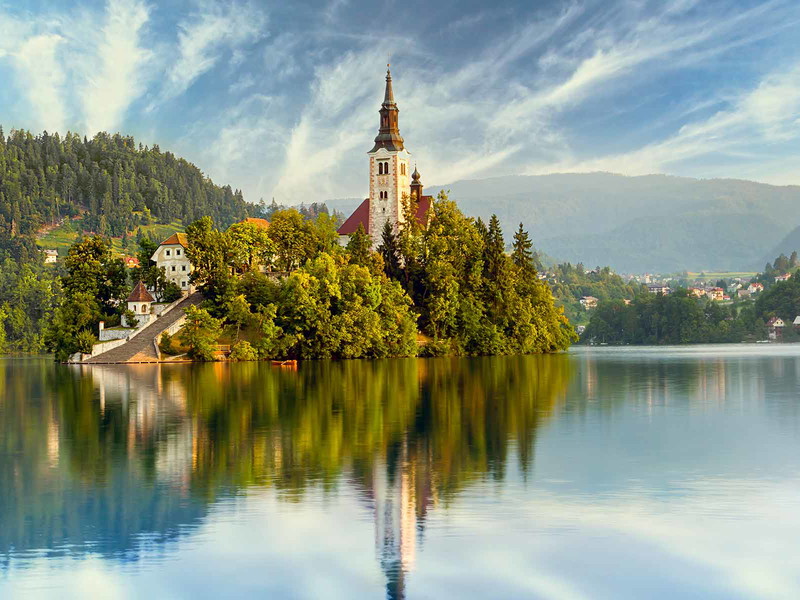 Die Insel im Bleder See war einst Ort der Liebesgöttin Živa. Heute ist die Kirche ein bekanntes Wahrzeichen.