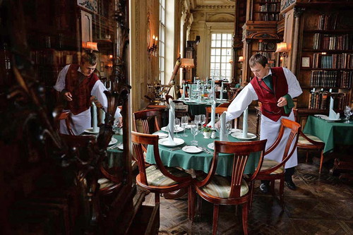Im »Café Pushkin« speist man wie russische Aristokraten Anfang des 19. Jahrhunderts. Wodka zum Essen gehört hier zum guten Ton.
