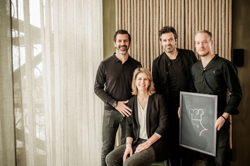 Andreas Caminada mit seiner Frau und Uccelin-CEO Sarah Leemann, Sergio Herman und Nachwuchstalent Arne Riehn in Cadzan. 
