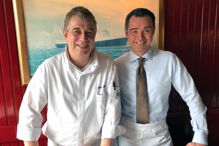 Zwei Originale aus dem »Fischereihafen Restaurant«: Inhaber Dirk Kowalke (r.) und Küchenchef Jens Klunker.