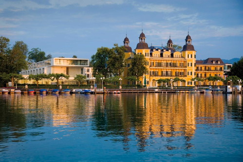 Das Falkensteiner Schlosshotel Velden liegt direkt am Wörthersee.