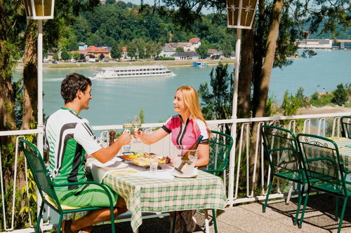 Die Donaublick-Terrasse im »Hotel-Restaurant Faustschlössl«.