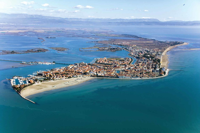 Grado. Goldene Insel mit venezianischem Wesen, herrlichen Sandstränden und der Lagune, die als traumhafte Kulisse den Ort umgibt.
