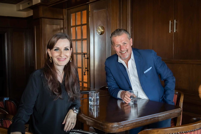 Karlheinz Hauser im Gespräch mit Alexandra Gorsche (Chefredakteurin Falstaff Profi) im »The Cascades at Soma bay Golf &amp; Country Club«.