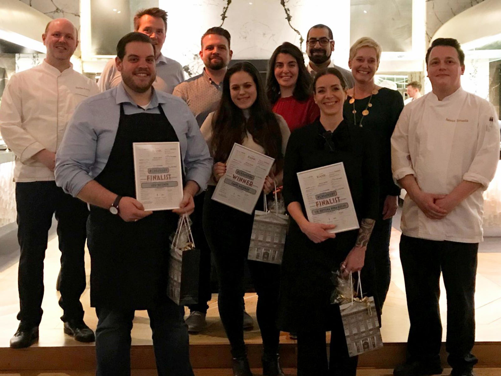 Die drei Finalisten der #createdby Challenge mit den Küchenchefs der »The Bank Brasserie &amp; Bar«.