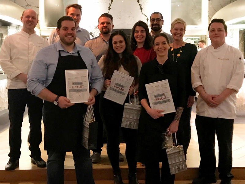 Die drei Finalisten der #createdby Challenge mit den Küchenchefs der »The Bank Brasserie &amp; Bar«.
