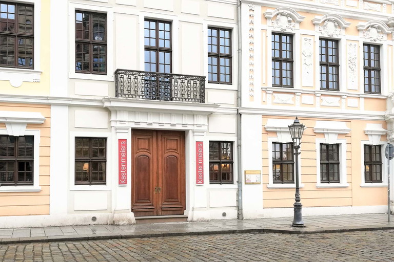 Die Banner des »Kastenmeiers« schmücken schon die Außenfassade des Taschenbergpalais.