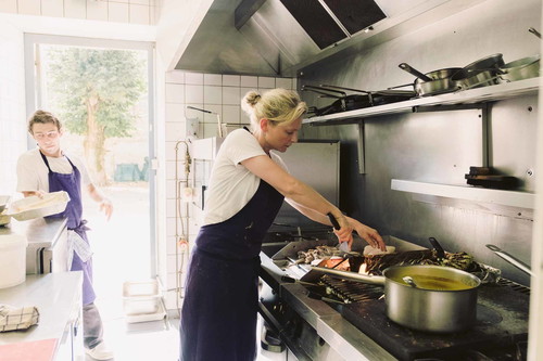 Marie Monmousseau (o.) im Restaurant »La Route du Sel« in dem kleinen Dorf Le Thoureil. Die Lage ist ein Traum: Von der efeubewachsenen Terrasse schaut man direkt auf den Fluss.