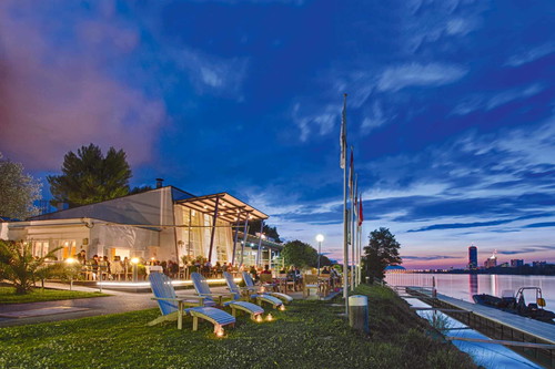 Überzeugt durch eine ­großzügige Glasfront zur Donau: das ­»Marina Restaurant«.