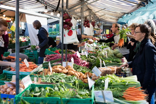 Auf dem Wochenmarkt am Zürcher Helvetiaplatz finden Besucher einen bunten Mix aus regionalen Spezialitäten und exotischen Produkten.