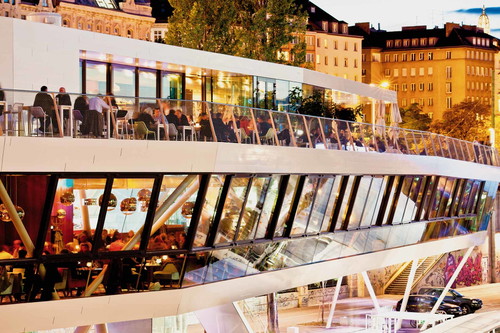 Modernes Flair mit Blick auf den ­Donaukanal im »Motto am Fluss«.