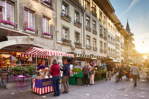 Nach dem Einkaufen auf dem Berner Wochenmarkt laden zahlreiche Beizen in der verkehrsfreien Münstergasse zum Verweilen ein.