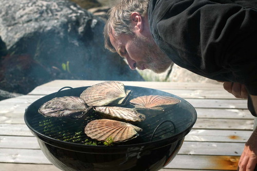 Barbecue mit Roddie Sloan: Für Besucher wirft er schon mal spontan den Griller an und gart einige seiner legendären Jakobsmuscheln über der Glut in Wacholderrauch.