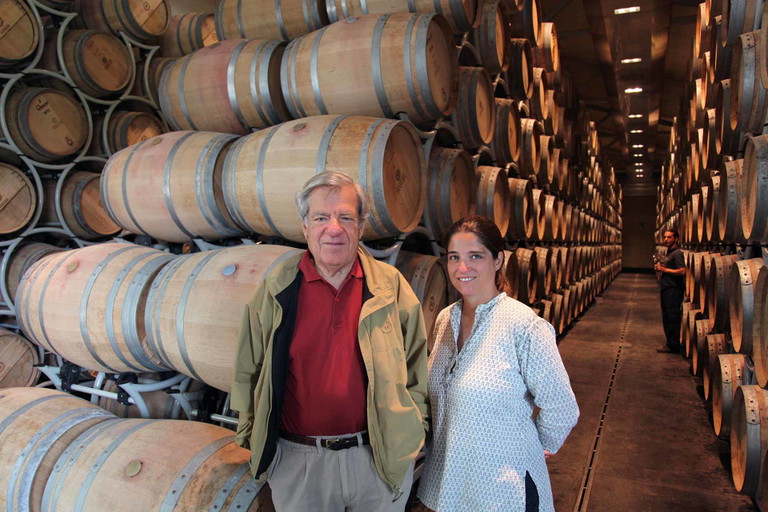 Marchese Niccolò und seine Tochter Priscilla Incisa della Rocchetta vor den Fässern, in denen der edle Sassicaia heranreift.